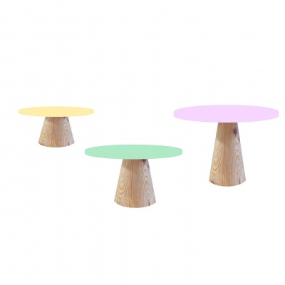 Três mesas redondas coloridas com bases de madeira clara