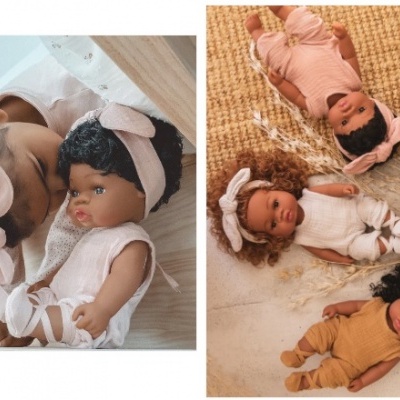 crianças e bonecas com roupas de algodão e laços em tons pastel, ambiente interno e tapete de juta