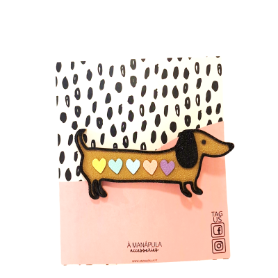 Broche tecido cão salchicha com corações coloridos em cartão decorativo branco, preto e rosa