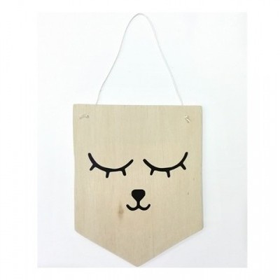 Painel de madeira claro com desenho minimalista de rosto pendurado na parede