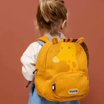 Mochila infantil amarela com estampa de girafa e etiqueta trixie vista de trás