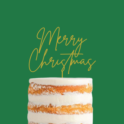 Bolo de camadas com cobertura branca e enfeite dourado Merry Christmas em fundo verde
