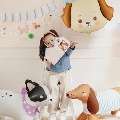 Menina numa festa com balões e decorações de cães coloridos