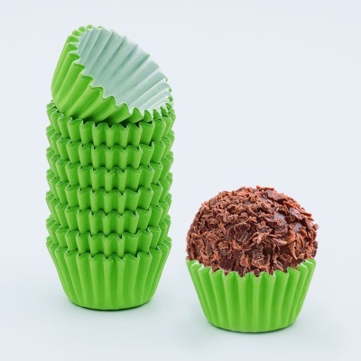 Forminhas de papel verde para brigadeiros e brigadeiro com chocolate