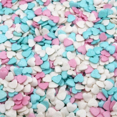 Confetes em forma de corações nas cores azul, branco e rosa