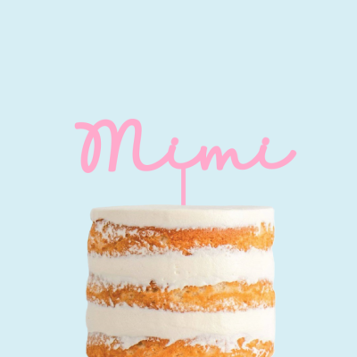 Bolo de várias camadas com topo rosa Mimi em fundo azul claro