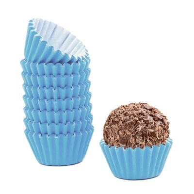 Forminhas de papel azul claras para brigadeiro e um brigadeiro com granulado de chocolate