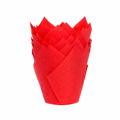 Forminhas para bolos em papel vermelho organizadas em forma de flores.