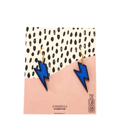 Brincos em forma de raio azul presos em cartolina decorativa com texto e ícones de redes sociais