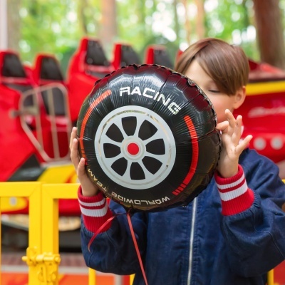 Balão de foil preto em forma de roda de corrida com texto RACING