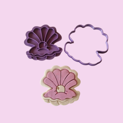 Cortadores de bolachas em forma de concha e bolacha decorada
