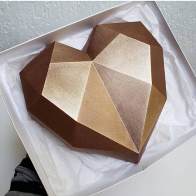 Coração de chocolate geométrico em caixa branca