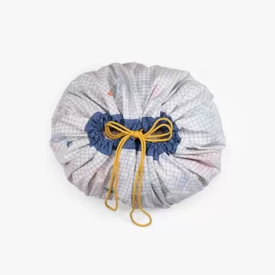 Saco de tecido quadriculado branco com cordão amarelo