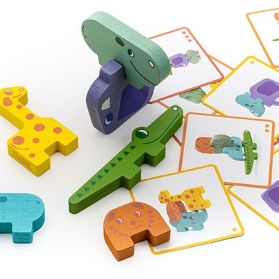 Peças de madeira coloridas de animais com cartas ilustrativas