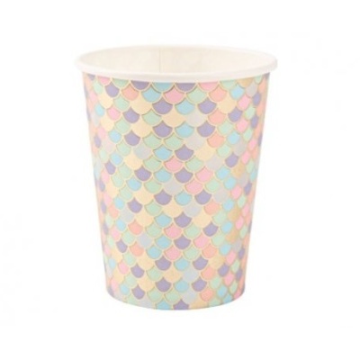 Copo de papel com padrão colorido de escamas pastel