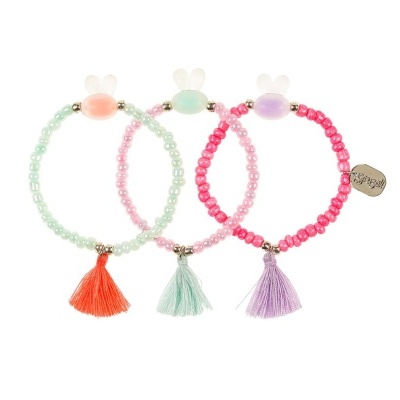 Três pulseiras coloridas com pompons e contas ovais em formato de coelho
