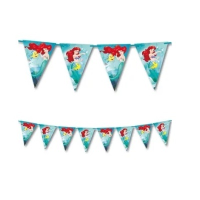Bandeirolas triangulares com imagem da Ariel, a Pequena Sereia, em azul e vermelho.