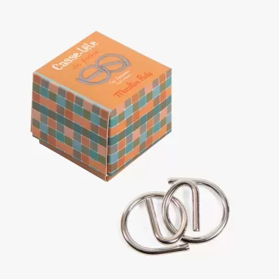 Caixa laranja quadriculada com texto e dois elos de metal