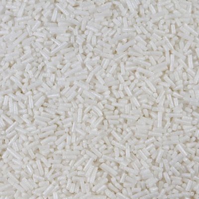 Granulado branco translúcido cilíndrico pequeno em close-up