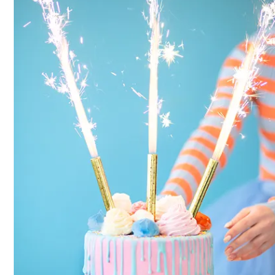 Bolo decorado com velas brilhantes e fundo azul