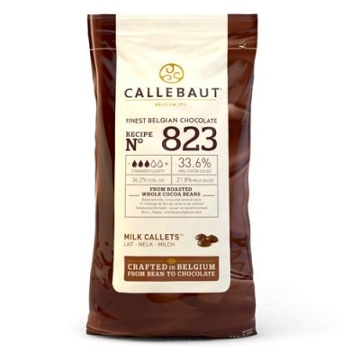 Pacote de chocolate Callebaut receita 823 com 33,6% sólidos de cacau em embalagem marrom e creme