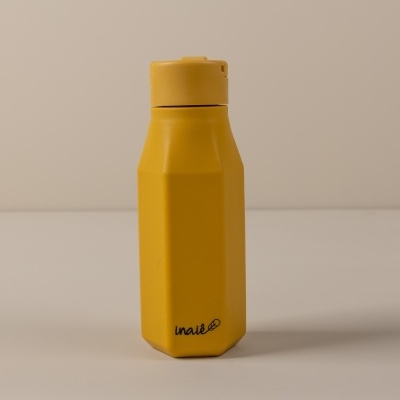 Garrafa térmica amarelo mostarda com logótipo 'inalé'