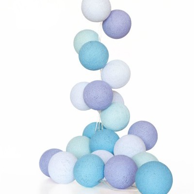 Guirlanda decorativa com bolas de tecido azul, lilás, branco e verde-água sobre fundo branco