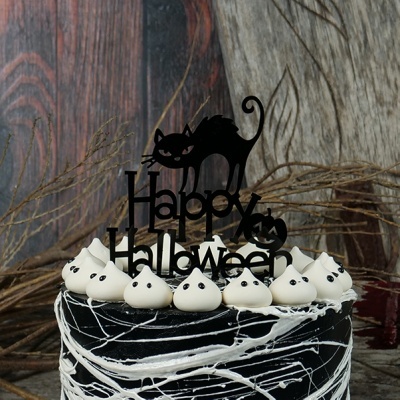 Bolo preto e branco com decoração de fantasmas e topo 'Happy Halloween'