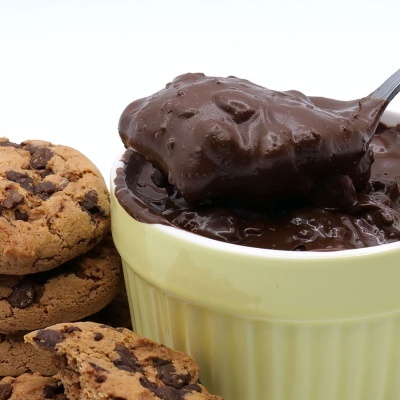 Taça cremeira amarela com creme de chocolate e biscoitos de chocolate