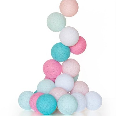Bolas decorativas em cores pastel empilhadas sobre fundo branco