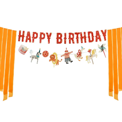 Decoração de festa com letras HAPPY BIRTHDAY e figuras de animais e brinquedos entre fitas laranja