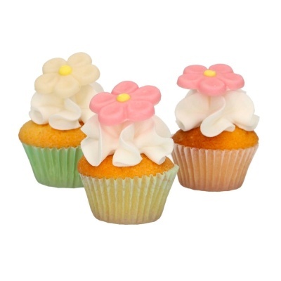 Três cupcakes com flores decorativas cor-de-rosa e creme e cobertura branca