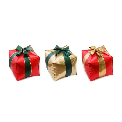 Três presentes quadrados metálicos, dois vermelhos e um dourado, com fitas e laços