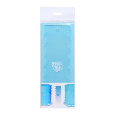Molde azul para decoração de bolos em embalagem transparente com suporte branco.