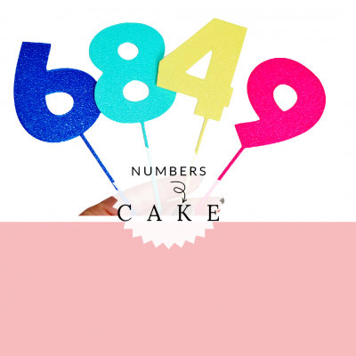 Toppers para bolos em forma de números coloridos e brilhantes segurados por mão