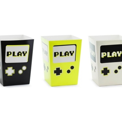 Três caixas com design de videojogo e texto PLAY