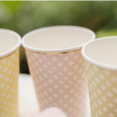 Copos de papel descartáveis com padrão de losangos em tons pastel