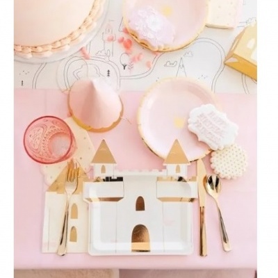 Conjunto de mesa com temática de castelo em dourado, rosa e branco para festa infantil