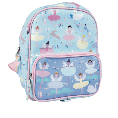 Mochila azul clara com padrão de bailarinas e cisnes, bolso frontal e chaveiro rosa