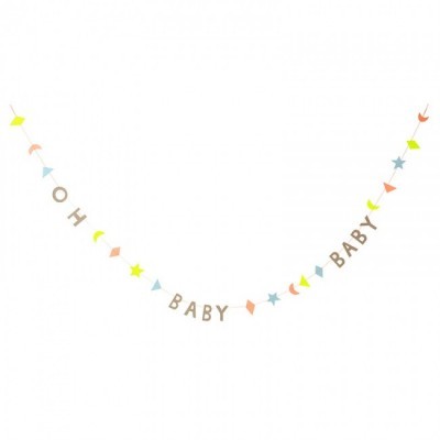 Guirlanda decorativa com letras e formas coloridas