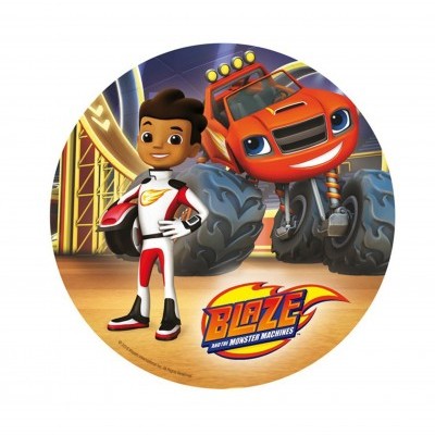 Personagem AJ e camião Blaze em arena com logótipo Blaze Monster Machines