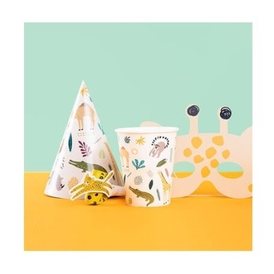 Conjunto de festa com padrão de animais da selva e máscara de cartolina