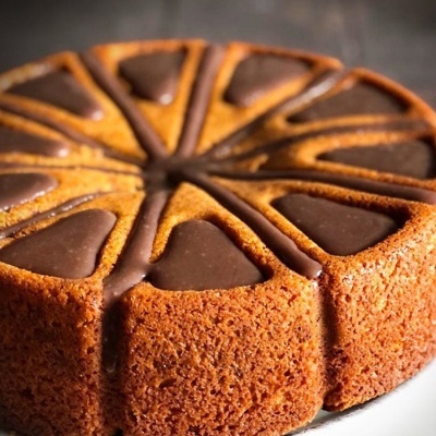 Bolo redondo cortado em fatias com cobertura de chocolate
