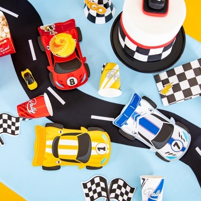 Artigos de festa com tema de corrida e decoração quadriculada.