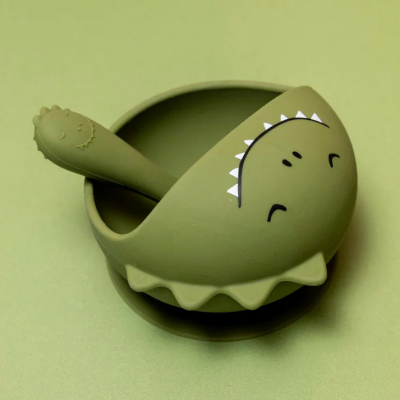 Conjunto de prato e talher de silicone verde com design de dinossauro sorridente