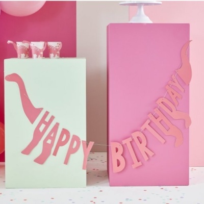Expositores rosa e verde com letras HAPPY BIRTHDAY e figuras de vacas cor-de-rosa