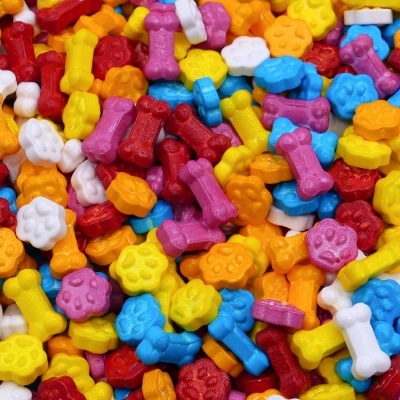 Objetos pequenos coloridos em forma de ossos e patas