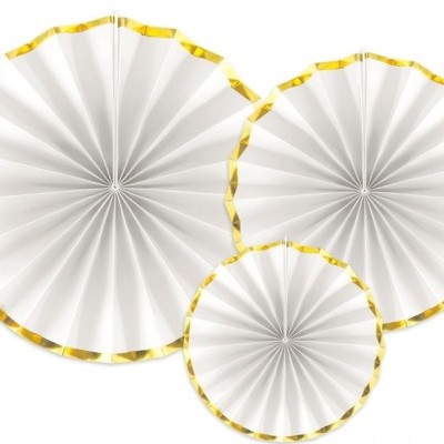 Três leques de papel brancos com bordas douradas