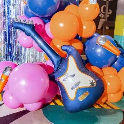 Balões coloridos em festa com guitarra e microfones infláveis