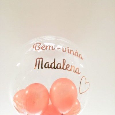 Balão transparente com balões cor-de-rosa e texto de boas-vindas